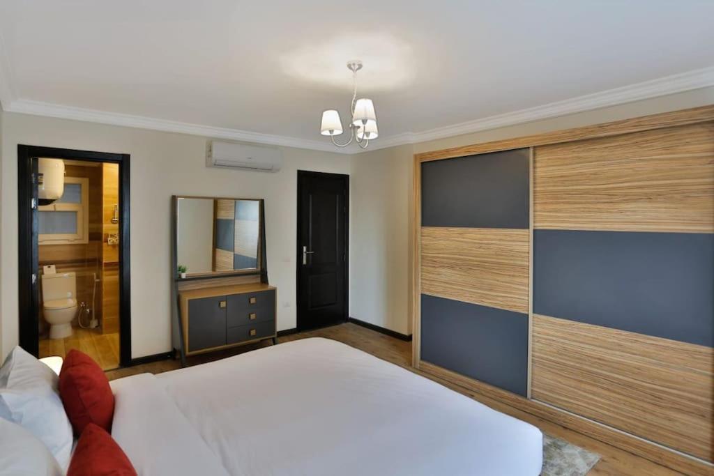 Parkside Boutique 3 Bbr Serviced Apartment - Ocean Blue - Near Airport Caïro Buitenkant foto